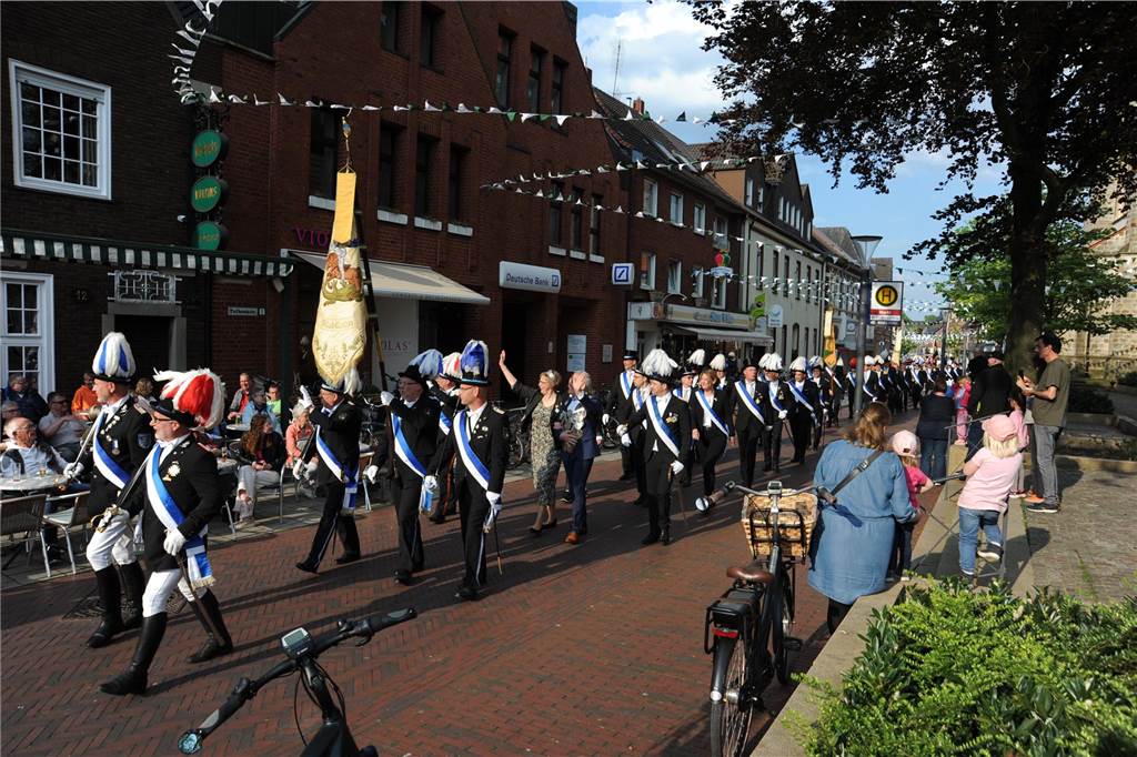 Die Stadtlohner Husarenkapelle feiert an diesem Wochenende ihr 125-jähriges Jubiläum. Am Freitag fand der Auftakt mit einem Festgottesdienst und einem Festumzug mit allem Stadtlohner Schützen- und Musikvereinen statt.