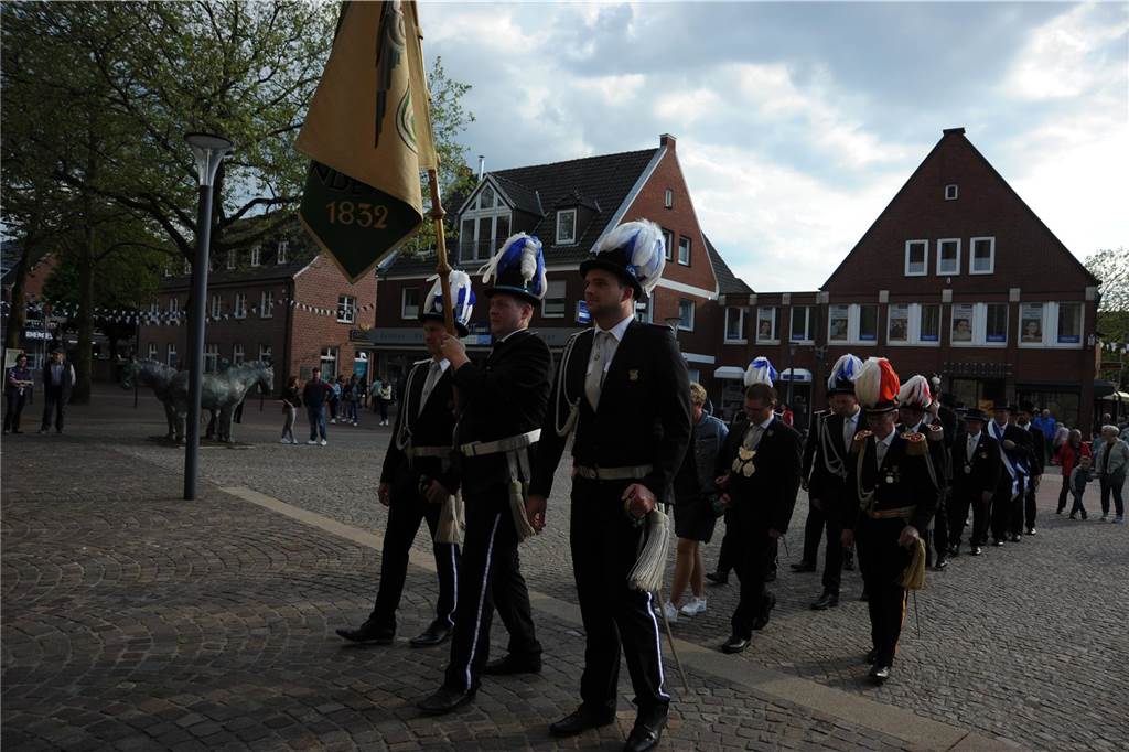 Die Stadtlohner Husarenkapelle feiert an diesem Wochenende ihr 125-jähriges Jubiläum. Am Freitag fand der Auftakt mit einem Festgottesdienst und einem Festumzug mit allem Stadtlohner Schützen- und Musikvereinen statt.