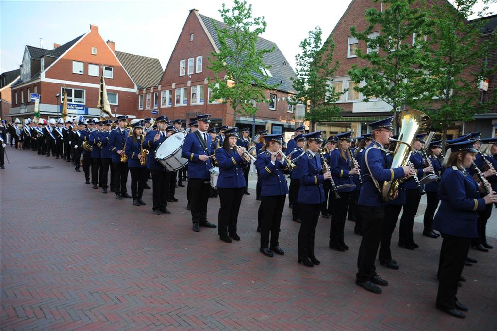 Die Stadtlohner Husarenkapelle feiert an diesem Wochenende ihr 125-jähriges Jubiläum. Am Freitag fand der Auftakt mit einem Festgottesdienst und einem Festumzug mit allem Stadtlohner Schützen- und Musikvereinen statt.