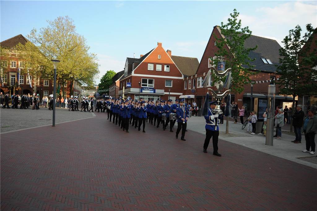Die Stadtlohner Husarenkapelle feiert an diesem Wochenende ihr 125-jähriges Jubiläum. Am Freitag fand der Auftakt mit einem Festgottesdienst und einem Festumzug mit allem Stadtlohner Schützen- und Musikvereinen statt.
