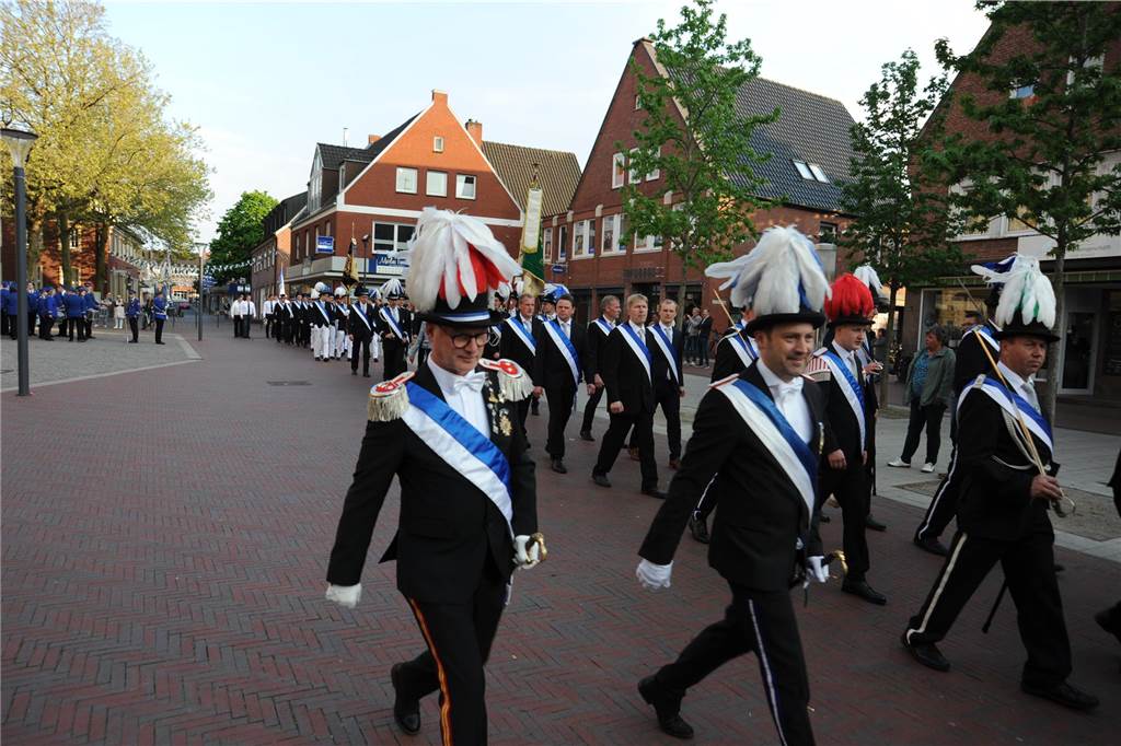 Die Stadtlohner Husarenkapelle feiert an diesem Wochenende ihr 125-jähriges Jubiläum. Am Freitag fand der Auftakt mit einem Festgottesdienst und einem Festumzug mit allem Stadtlohner Schützen- und Musikvereinen statt.