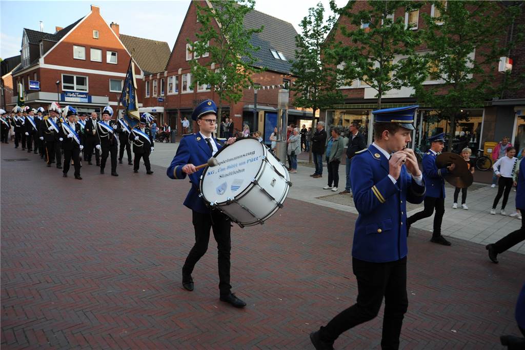 Die Stadtlohner Husarenkapelle feiert an diesem Wochenende ihr 125-jähriges Jubiläum. Am Freitag fand der Auftakt mit einem Festgottesdienst und einem Festumzug mit allem Stadtlohner Schützen- und Musikvereinen statt.