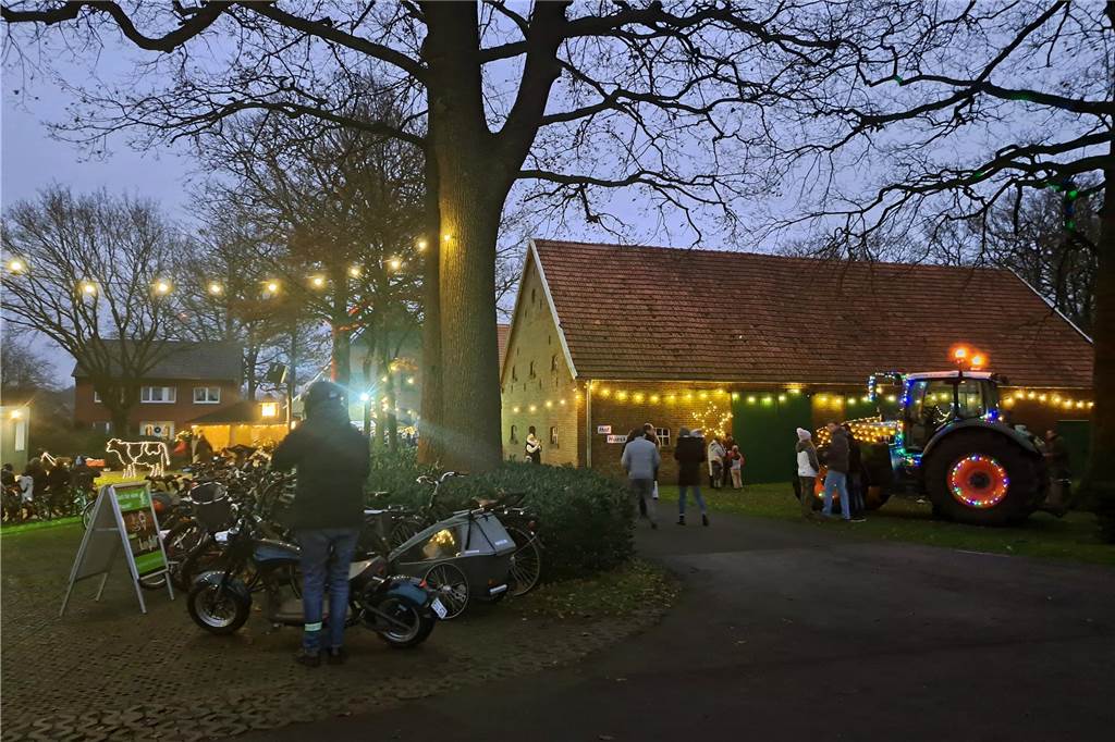 Die Stadtlohner Lichterfahrt fuhr direkt am Hof vorbei und der über 40 Trecker starke Korso sorgte in stimmungsvollem Ambiente.