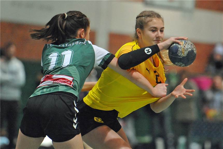 Nach Energieleistung: Lotte Iker steht mit dem BVB im DM-Viertelfinale Die Stadtlohnerin Lotte Iker (r.) hat mit dem BVB die Chance, nach 2019 zum zweiten Mal die Deutsche Meisterschaft bei den A-Juniorinnen zu gewinnen.