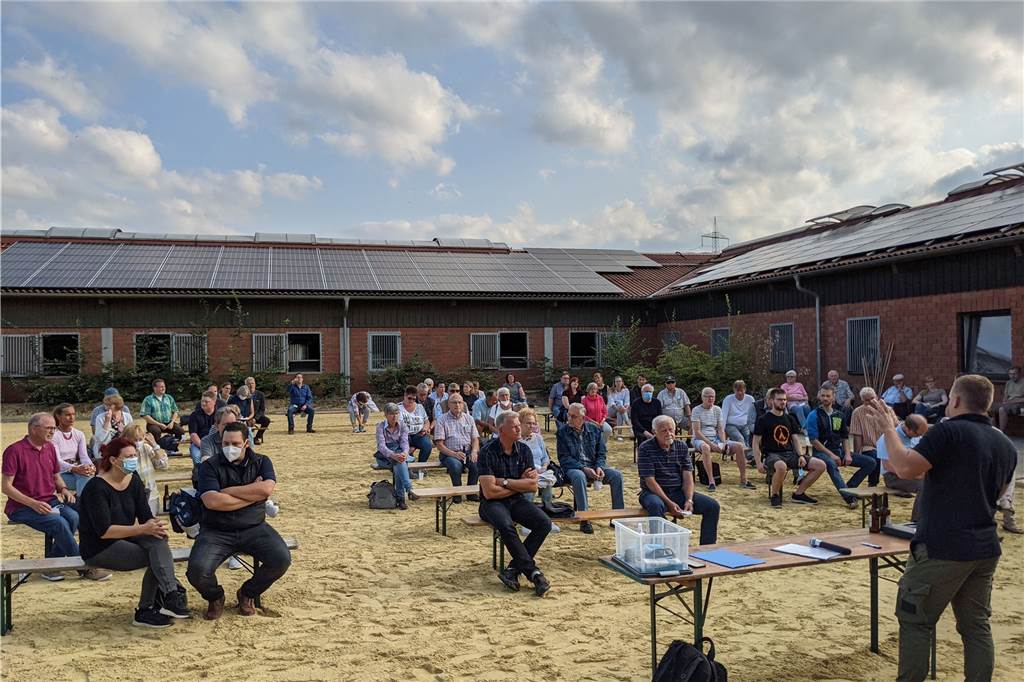 Konkrete Pläne für eine große Hunde-Freilaufwiese in Dorsten Die Stadtteilkonferenz fand auf dem Reiterhof Hoffrogge an der Bestener Straße statt.