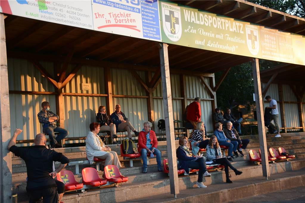 Anwohner in Dorsten machen gegen Raser in ihrer Tempo 30-Zone mobil Die Stadtteilkonferenz Holsterhausen tagte diesmal auf der Tribüne des Wald-Sportplatzes.