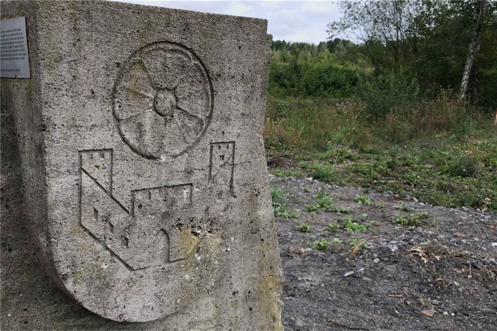 Das hat es mit dem schweren „Betonklotz“ an der Lippebrücke auf sich Die Stadtwappen von Lippstadt, Münster, Soest und Dortmund sind auf dem 1953 aufgestellten Gedenkstein zu sehen. Darunter stehen die Wörter Treue, Friede, Recht und Freiheit.