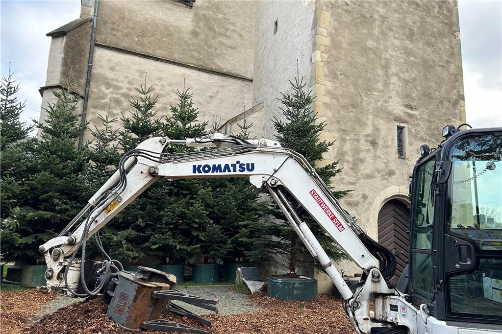 Endlich wieder Glitzerwald in Selm: Lichterglanz an der Friedenskirche Die Stadtwerke arbeiten schon am Aufbau des Glitzerwaldes.