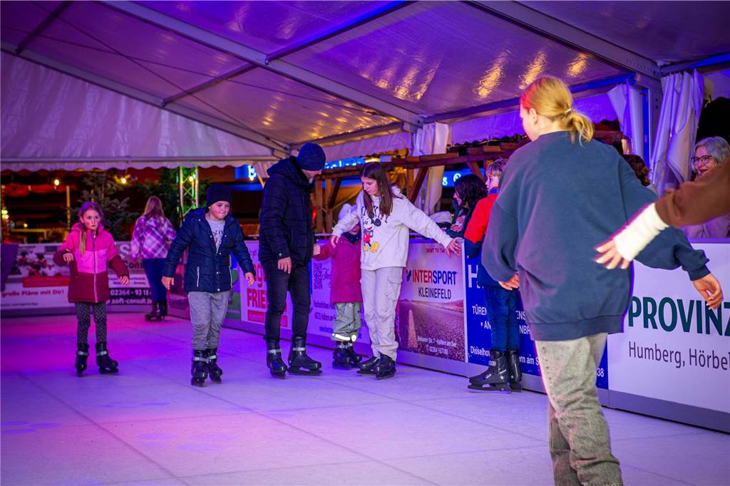 Nikolausmarkt: Öffnungszeiten, Aussteller und Highlights im Überblick Die Schlittschuhbahn auf dem Nikolausmarkt