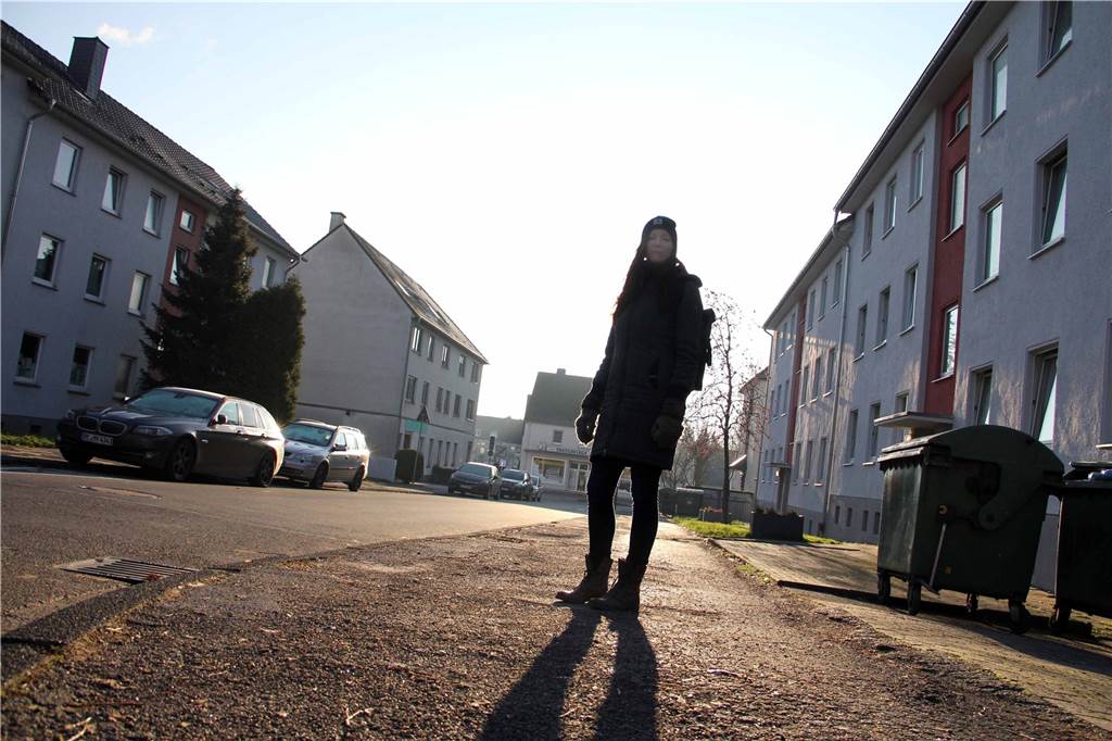 Hoffnungen und konkrete Aussichten: Was wird aus Merklinde? Die städtischen Unterkünfte für geflüchtete Menschen an der Harkortstraße: Judith Kuhn sagt, dass die weißen Transporter hier inzwischen nicht mehr parken. Die interkulturellen Feste fanden hier statt, wobei Gespräche und Begegnungen entstanden seien, die es sonst nicht gegeben hätte.