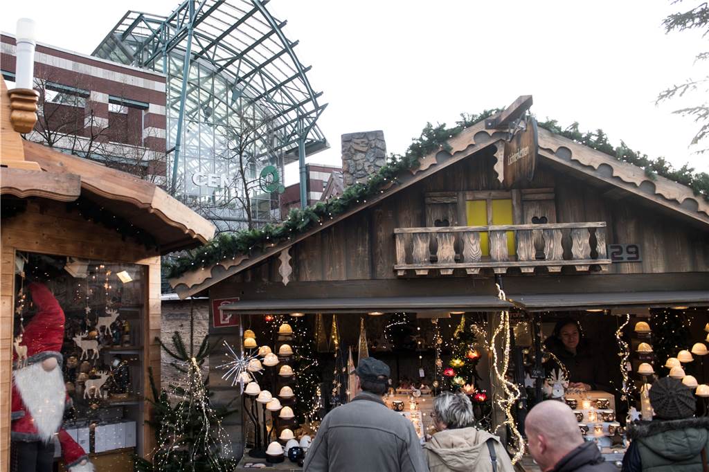 Weihnachtsmarkt Oberhausen 2022: Was die Besucher am Centro erwartet Menschen spazieren über den Weihnachtsmarkt vor dem Einkausfszentrum Centro in Oberhausen.