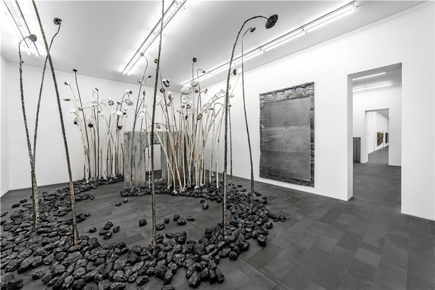 Die Stahlblumen in Anselm Kiefers „Klingsors Garten“ ragen bis an die Museumsdecke.