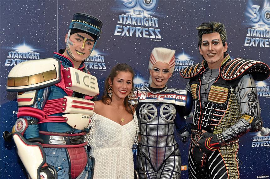 Rummel auf dem roten Teppich Die „Starlight Express“-Darsteller haben Sängerin Sarah Lombardi bei der Gala zum 30. Bestehen des Bochumer Musicals in ihre Mitte genommen.