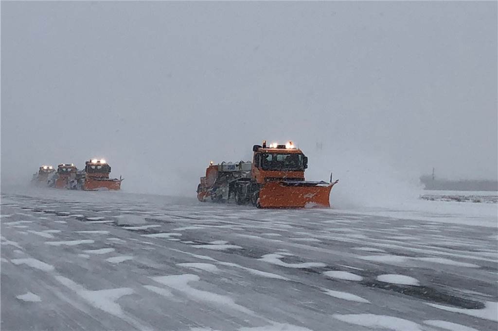 Schnee und Eis legen Flughafen und A2 in Dortmund lahm Die Start- und Landebahn ist vereist. Das legte den Betrieb am Dortmunder Flughafen lahm.