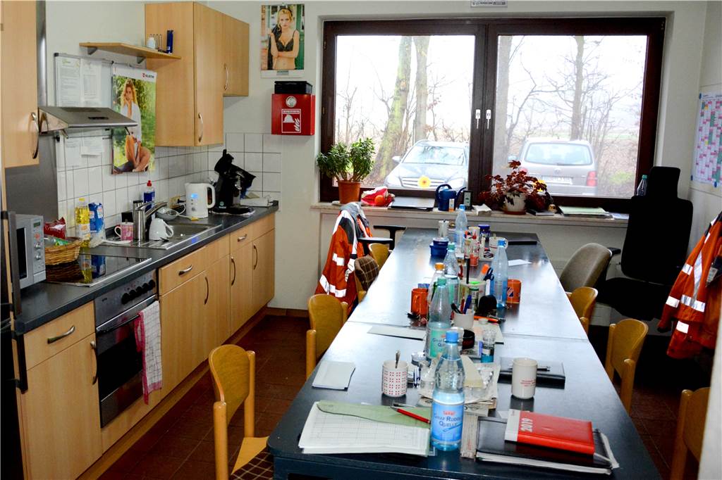 Mitarbeiter des Bauhofs müssen sich noch eine Weile mit Riss in der Wand arrangieren Die Statik ist nicht das einzige Problem am Bauhof: Auch die Sozialräume (hier der Pausenraum) sind zu klein geworden und müssten erweitert werden.