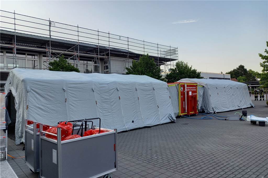 Schwefelsäure ausgelaufen - Feuerwehr probt im Gymnasium den Ernstfall Die Station zur Dekontamination von Personen, die mit gefährlichen Stoffen in Berührung gekommen sind, wurde aufgebaut.