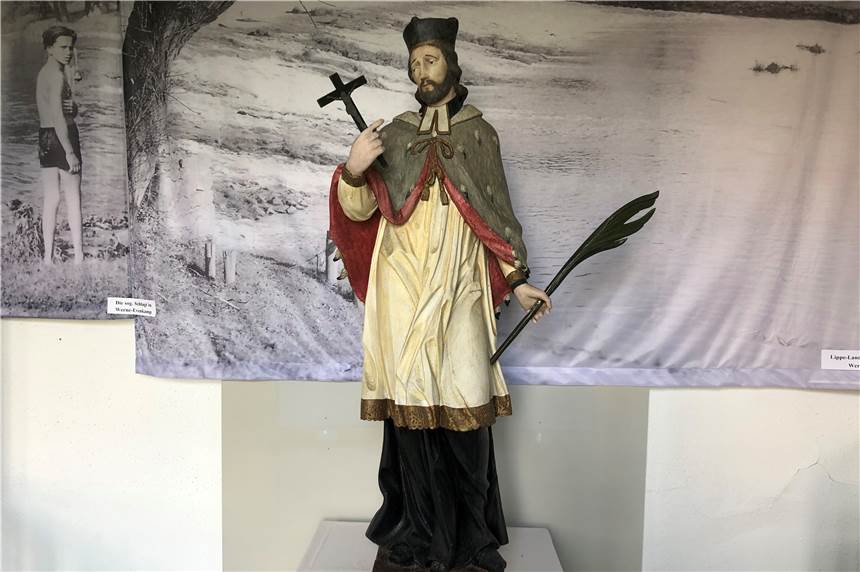 Heiliger Nepomuk zieht nach Bauarbeiten am Kreisverkehr zurück an die Horne Die Statue des Heiligen Nepomuk steht momentan im Karl-Pollender-Stadtmuseum. In wenigen Wochen darf Nepomuk zurück an seinen alten Standort an der Horne.