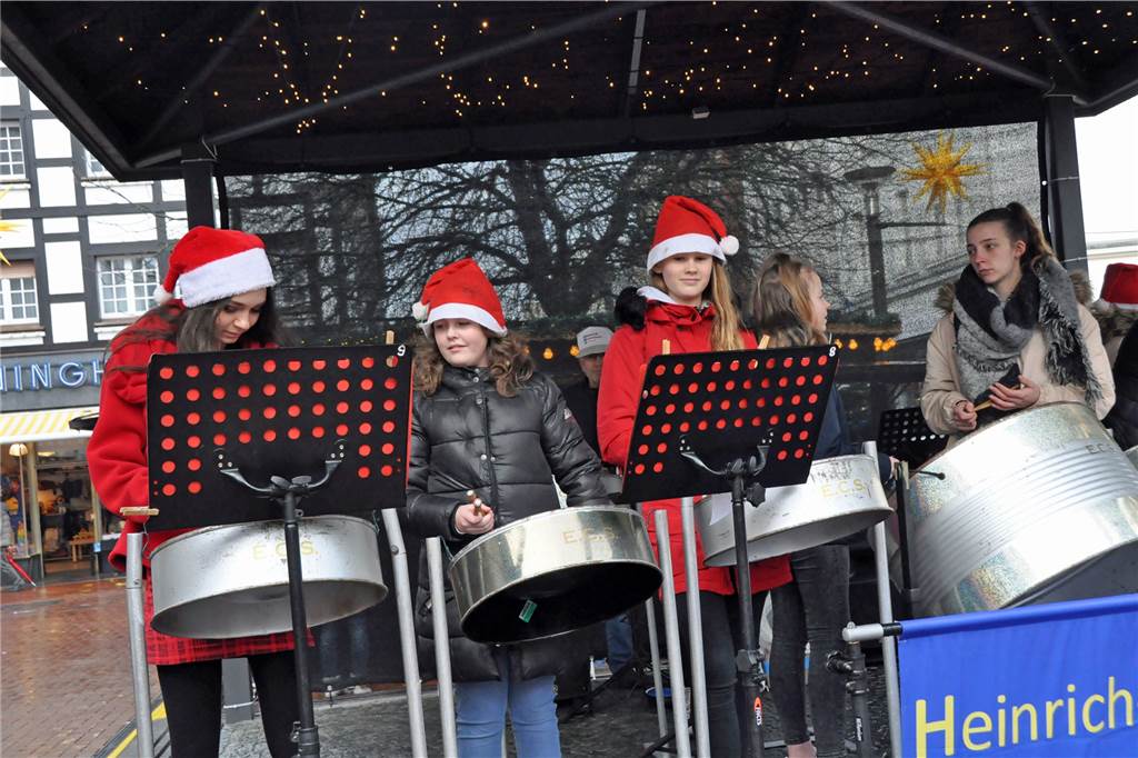 Verhaltener Auftakt am verkaufsoffenen Sonntag: Trotzdem ist in der City einiges los Die Steel-Drum-Band der Heinrich-Bußmann-Schule sorgte am Alten Markt für Stimmung.