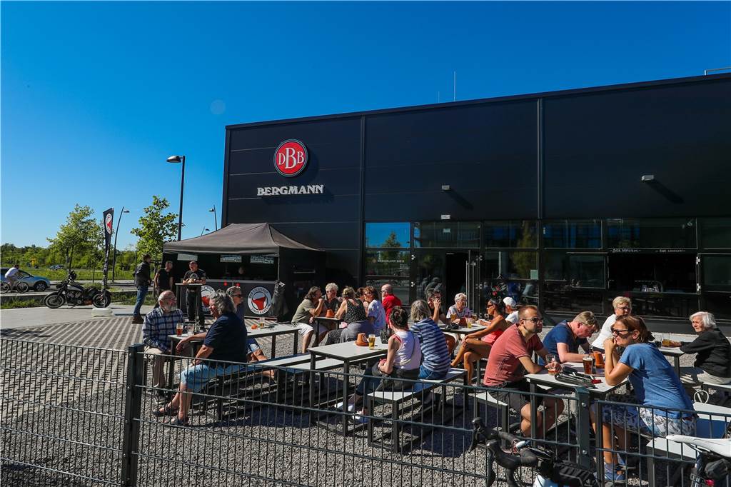 „Dann gibt‘s kein Bier mehr“: Zum Bergmann-Jubiläum droht die größte Herausforderung Die Stehbierhalle der Bergmann Brauerei in Dortmund ist mit ihren Tischen und Bänken im Außenbereich längst ein beliebter Anlaufpunkt auf Phoenix-West geworden.