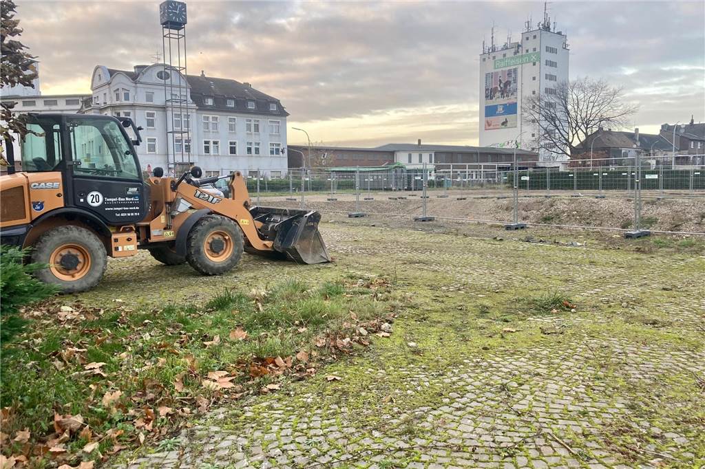 Gastronomie und Büros: Bekommt der „neue Hafen“ ein Parkplatz-Problem? Die stehengebliebene Standuhr erinnert noch an die frühere Hafenverwaltung an der Speicherstraße 23. Hier soll ein Parkhaus entstehen.