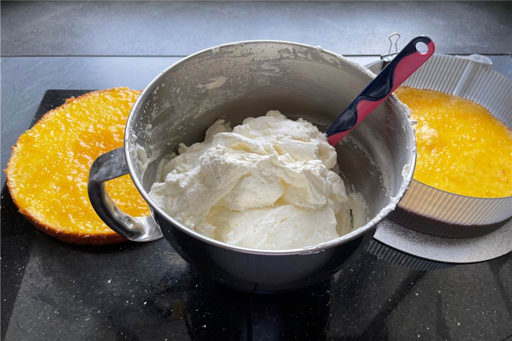 Fruchtig frische Buttermilch-Zitronen-Torte schmeckt nach Sommer Die steif geschlagene Sahne mit der Sahnequarkcreme gut verrühren.