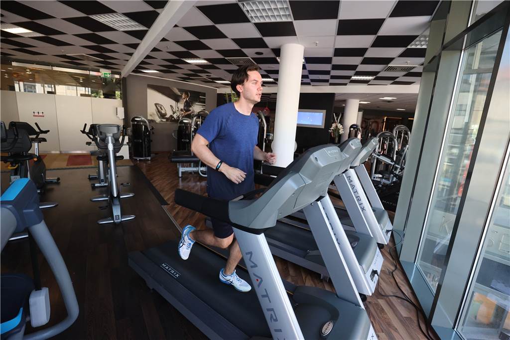 Steigende Energiekosten: „Warmduscher“ in den Fitnessstudios? Ein Mann trainiert auf einem Laufband im Fitnessstudio.