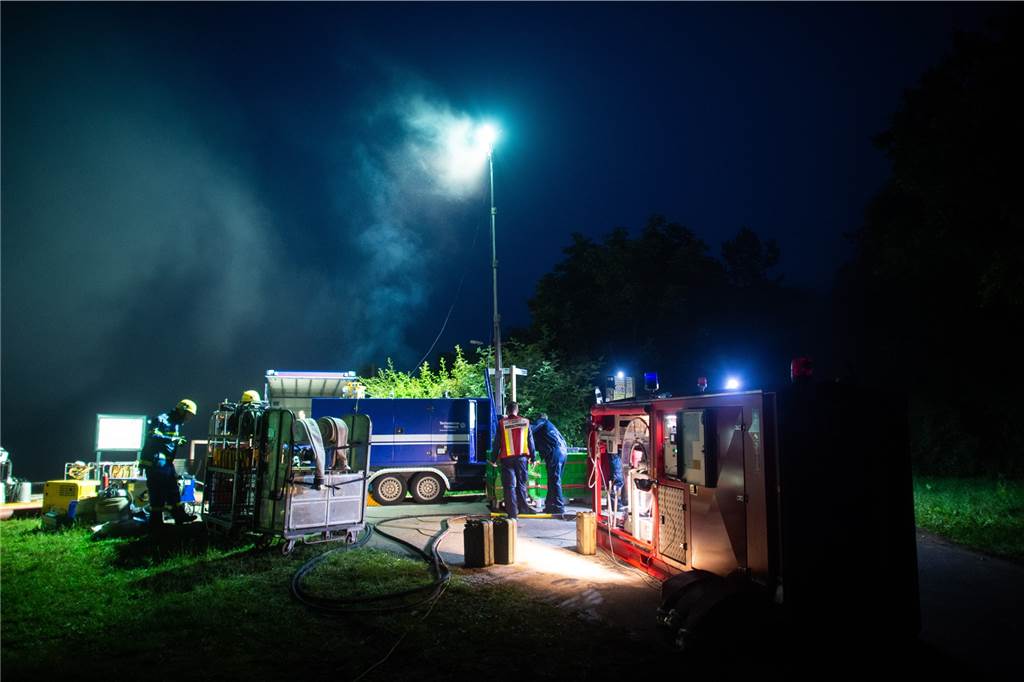 Unwetter in NRW: Mindestens 43 Todesopfer - mehrere Plünderungsversuche gemeldet – Liveblog Die Steinbachtalsperre ist wegen des Unwetters zum Problemort geworden. Hier pumpen Mitarbeiter des Technischen Hilfswerks (THW) Wasser über die Staumauer, um sie zu entlasten.