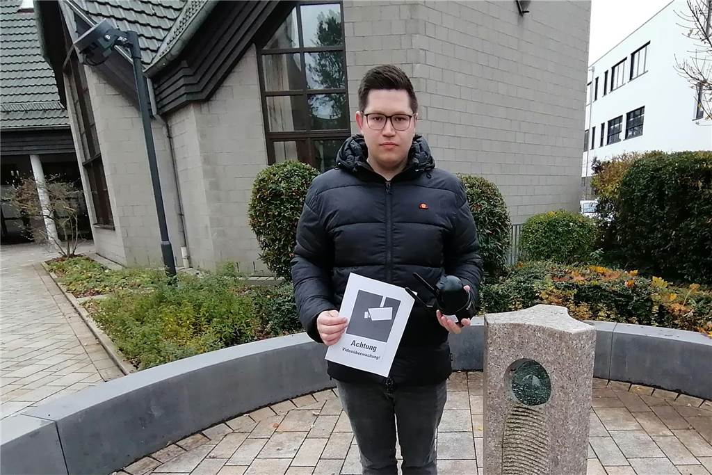 Elfmal Vandalismus: Videoüberwachung an katholischer Remigiuskirche Riccardo Krüger neben einer Stele in einer Sitzgruppe vor dem Gemeindehaus in Mengede.