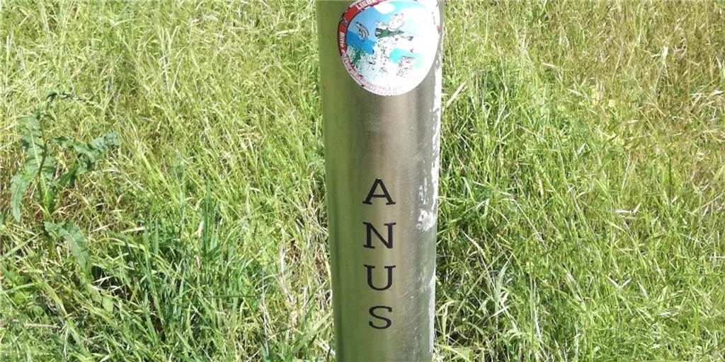 Planetenweg am Kanal in Dorsten: Stele mit Fäkalhumor verschandelt Stele mit Aufschrift