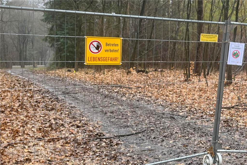 Nach Windrad-Einsturz: Absperrgitter an baugleicher Anlage Ein Absperrgitter blockiert einen Waldweg. Ein Hinweisschild warnt vor Lebensgefahr.