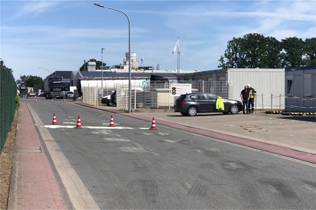 Feuerwehr-Einsatz bei Fettrecycling-Unternehmen an der Daimlerstraße Die Stelle auf der Daimlerstraße, auf der die leicht entzündliche Substanz ausgelaufen ist, markierte die Feuerwehr mit Pylonen.