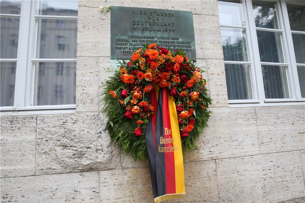 Das missglückte Stauffenberg-Attentat und die Verbindung zu Sythen In der Gedenkstätte Deutscher Widerstand im Bendlerblock hat im Rahmen des Gedenkens an die Ermordeten des Widerstands gegen die nationalsozialistische Gewaltherrschaft vom 20. Juli 1944 die Bundeskanzlerin einen Kranz niederlegen lassen.