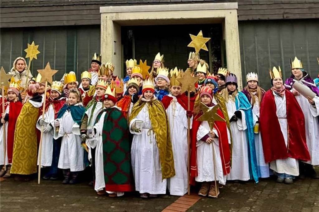 Die Sternsinger vor der Heilig Kreuz Kirche