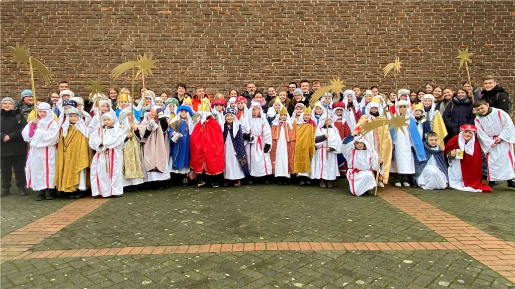 Sternsinger vor  der St. agatha-Kirche