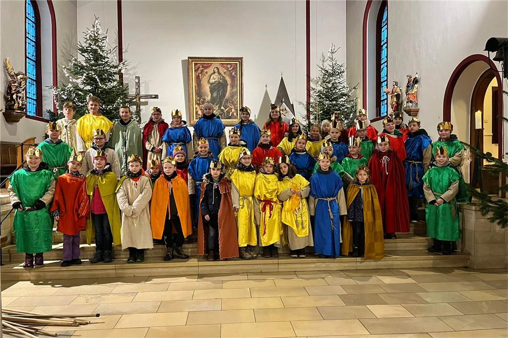 Die Sternsinger in bunten Gewändern in der St. Matthäus Kirche