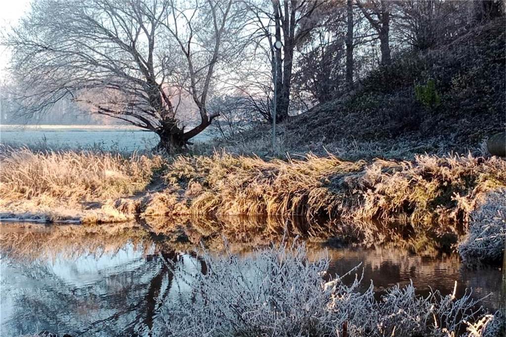 Die Stever wirkt bei diesem Frost besonders schön.
