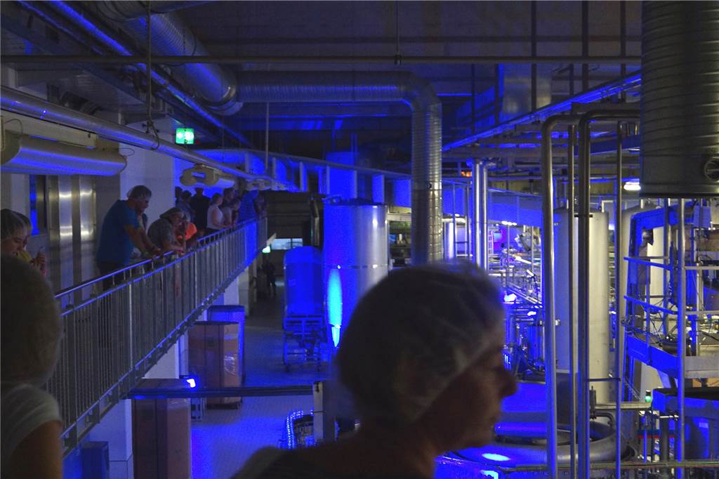 Extraschicht in Dorsten: Feuer, Wasser und viel Musik erwartet die Besucher am 29. Juni Die Stiftsquelle bietet die einmalige Gelegenheit, während der nächtlichen Produktion das in ein Meer aus Farben gehüllte Werk zu besichtigen.
