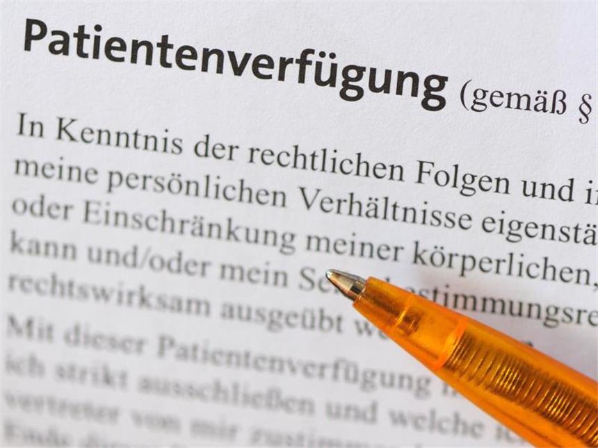 Warum eine Patientenverfügung für jeden wichtig ist Die Stiftung Patientenschutz vermutet, dass die Inhalte des Patientenverfügungsgesetzes bei den geschätzt 23 Millionen Menschen, die eine Patientenverfügung verfasst haben, weitgehend unbekannt sind. Foto: Jens Kalaene