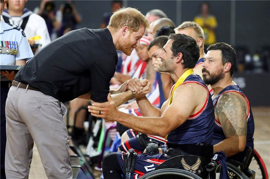 Die Stiftung von Prinz Harry und Herzogin Meghan soll eine Netflix-Doku über den Sportwettbewerb "Invictus Games" produzieren. Der britische Prinz hatte den Sportwettbewerb für kriegsversehrte Soldaten einst ins Leben gerufen.