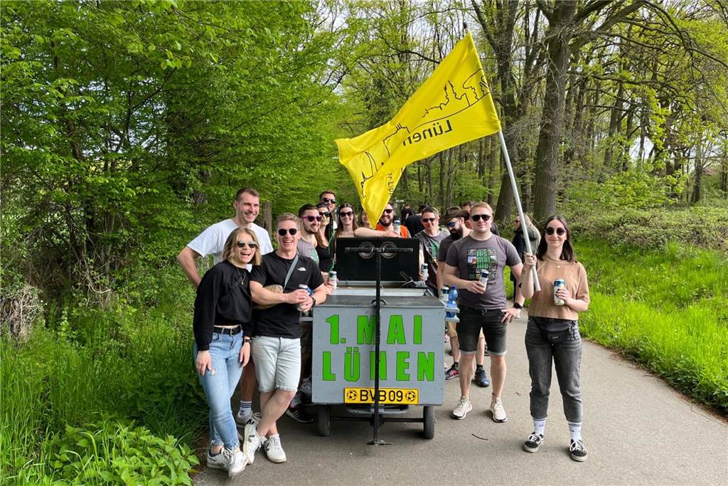 Die Stimmung am 1. Mai in Lünen war ausgelassen, Tausende Menschen feierten - zunächst vor allem am Kriegerdenkmal, später dann auf der Grillwiese am Cappenberger See. Dabei hatten viele Gruppen selbstgebastelte Wagen dabei.
