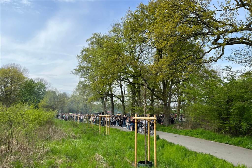 Die Stimmung am 1. Mai in Lünen war ausgelassen, Tausende Menschen feierten - zunächst vor allem am Kriegerdenkmal, später dann auf der Grillwiese am Cappenberger See.