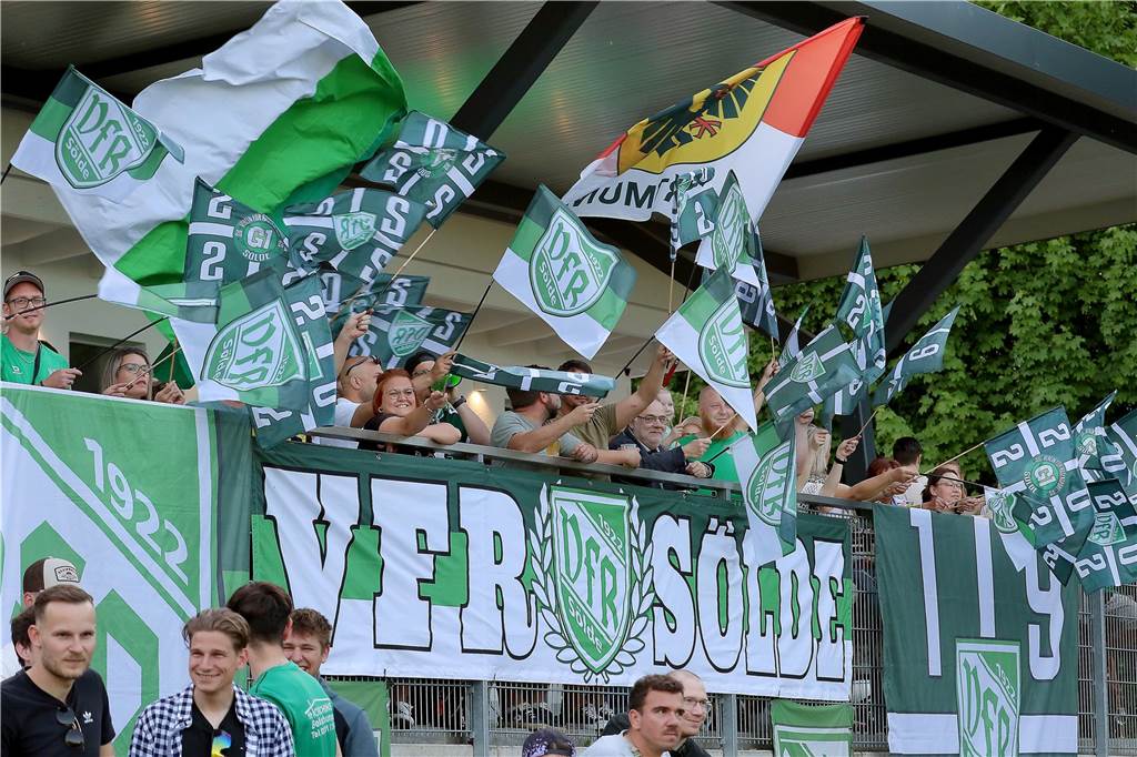 Das bittere Aus in der sechsten Minute der Nachspielzeit: ASC 09 wirft Sölde aus dem Pokal Anhänger des VfR Sölde feuern ihr Team an.