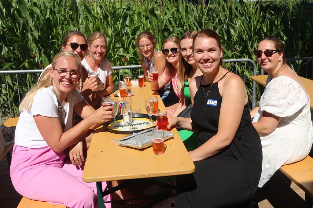 Denkwürdiges Finale: Lukas Bütterhoff jubelt in Hundewick Gruppe Frauen auf dem Schützenplatz