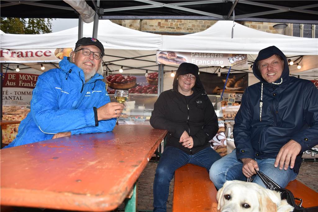 Französisches Flair in Stadtlohn: Gute Laune, trotz Dauerregen Die Stimmung auf dem französischen Markt war trotz des schlechten Wetters gut.