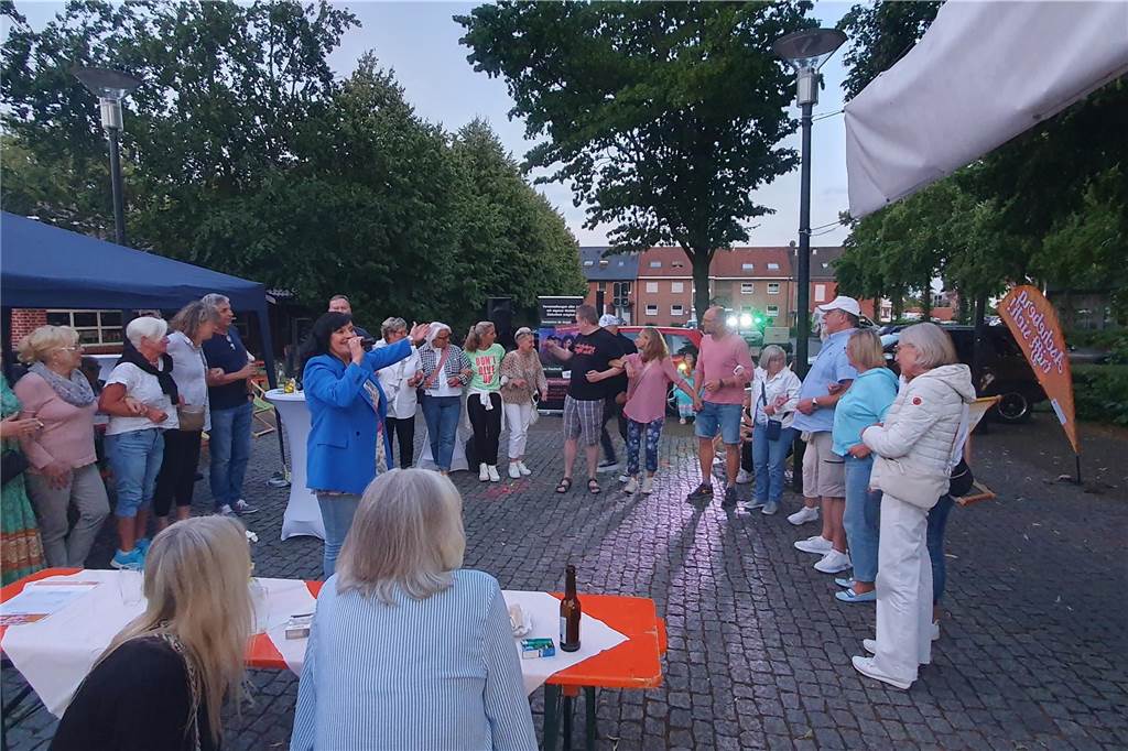 Die Stimmung auf dem Katharinenplatz in Ascheberg war von Beginn an fröhlich und ausgelassen.