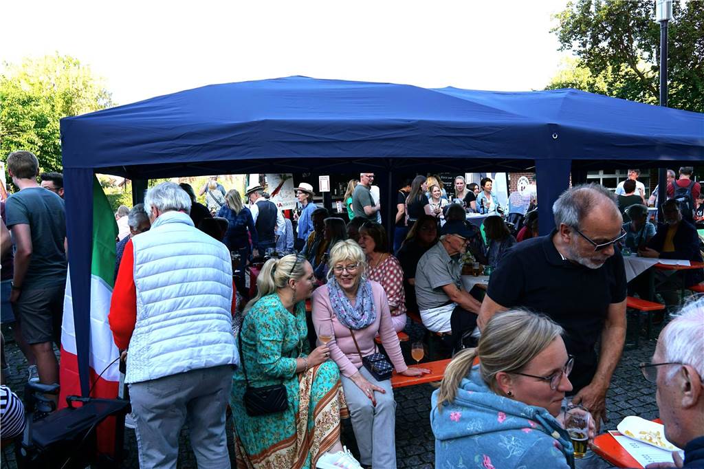 Die Stimmung auf dem Katharinenplatz in Ascheberg war von Beginn an fröhlich und ausgelassen.