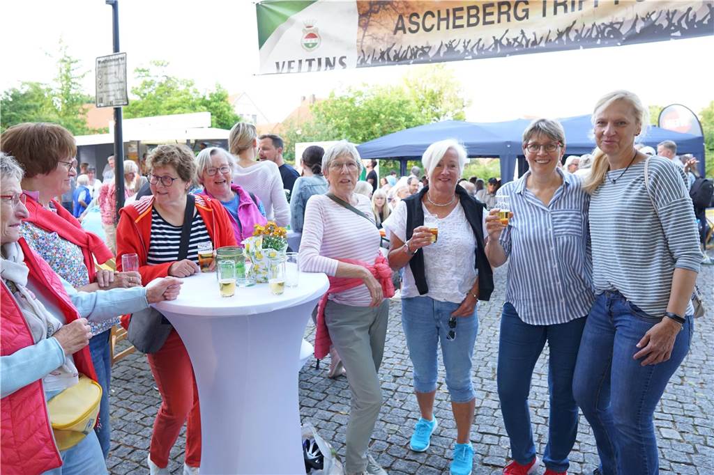 Die Stimmung auf dem Katharinenplatz in Ascheberg war von Beginn an fröhlich und ausgelassen.