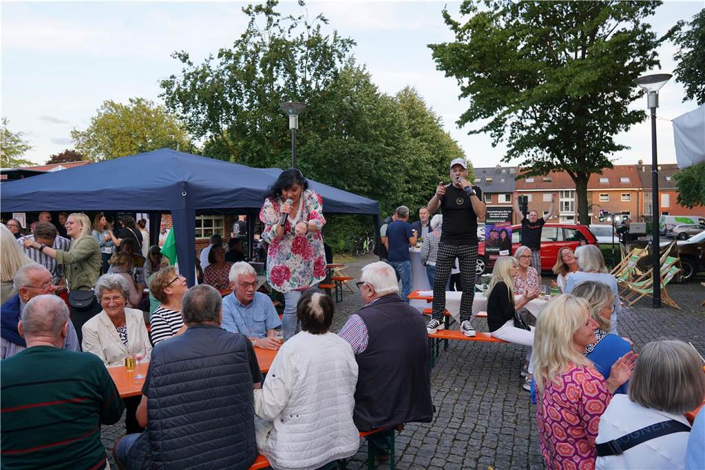 Die Stimmung auf dem Katharinenplatz in Ascheberg war von Beginn an fröhlich und ausgelassen.
