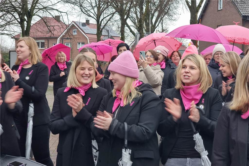 Frauenschützenverein St. Elfi meistert Radio-WMW-Challenge Pink gekleidete Frauen