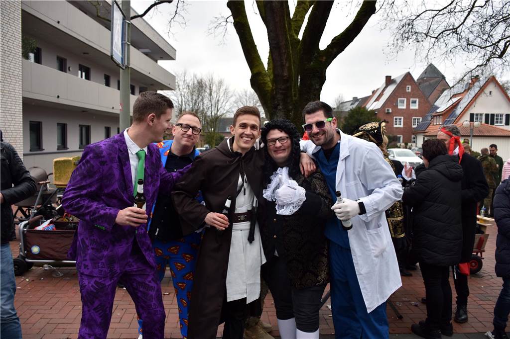Tausende feiern in Südlohn friedlich Karneval: Narren lassen es krachen Die Stimmung auf und neben den Wagen war am Samstag in Südlohn schwer zu toppen.